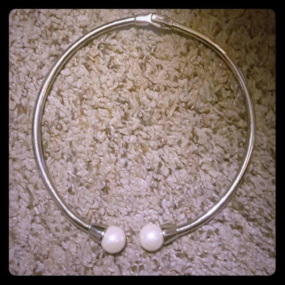 5/$20Hinged pearl necklace like new!